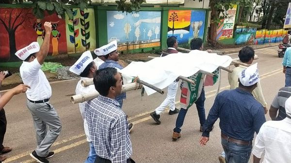 फेडरेशन ने निकाली अर्थी, कहा मांगें पूरी नहीं हुई तो अब चिता भी जलेगी