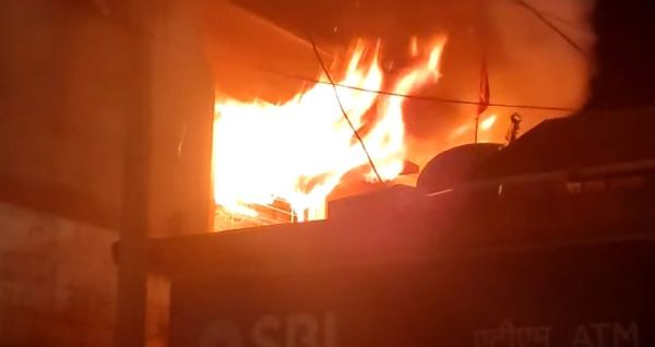 कुनकुरी ऑटो पार्ट्स दुकान में लगी भीषण आग, मची अफरातफरी, लाखों का सामान जलकर खाक,