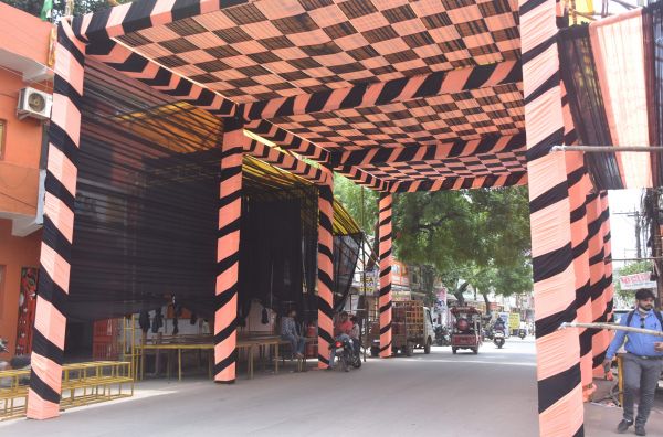 एनजीटी की रोक के बावजूद चौक-चौराहों में गणेश पंडाल