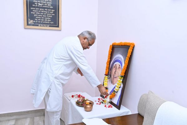 सीएम ने मदर टेरेसा को उनकी जयंती पर नमन किया