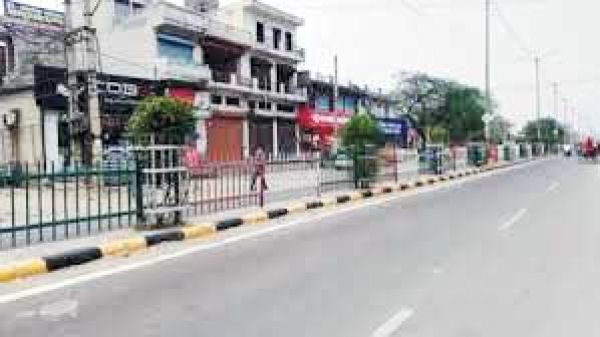 मुख्य मार्ग के डिवाइडर पर पौधरोपण नहीं, नगरवासियों ने की शीघ्र पहल करने की मांग