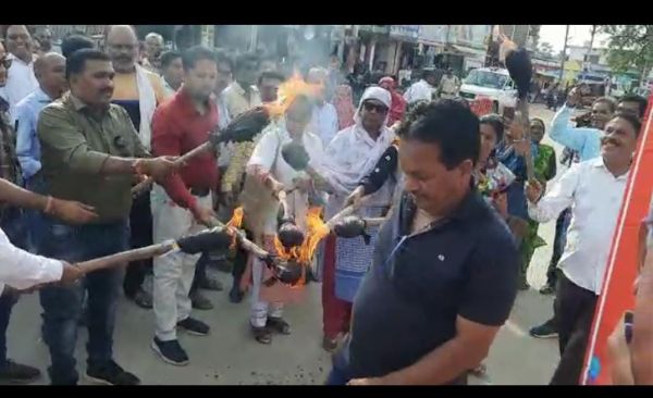 रैली निकाल भरी हुंकार 