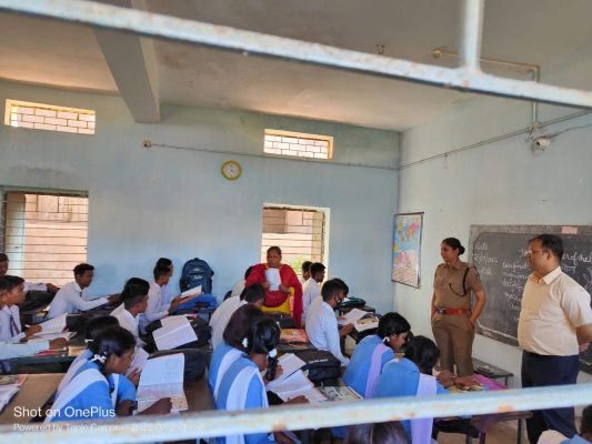 स्कूल का कलेक्टर-एसपी ने किया औचक निरीक्षण