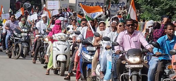 संविदा कर्मी भी अब आंदोलन की राह पर, धरना देकर निकाली तिरंगा रैली