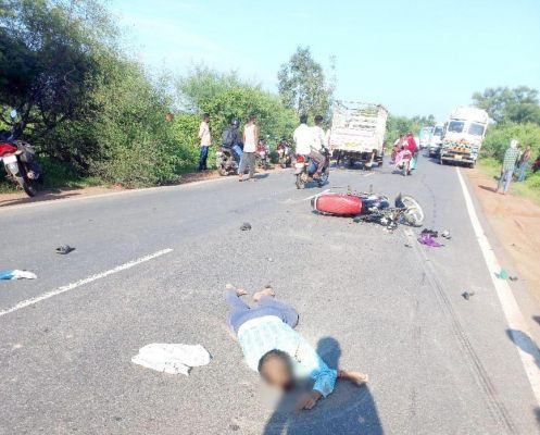 कार की टक्कर से दो बाइक सवार की मौत, हिरासत में चालक
