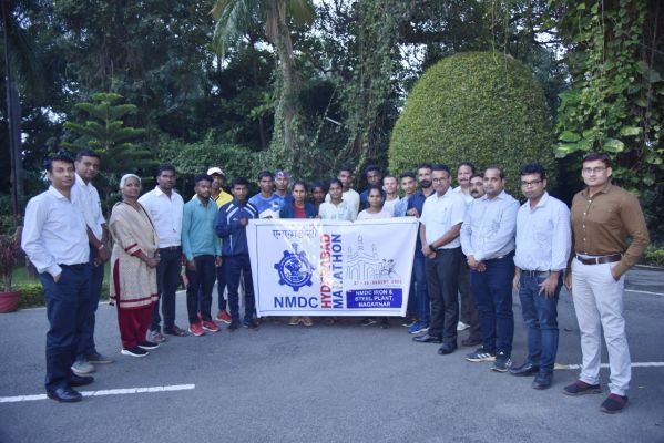 एनएमडीसी हैदराबाद मैराथन में बस्तर कलेक्टर ने चयनित टीम को किया विदा