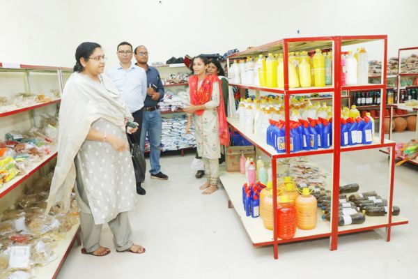 प्रभारी सचिव ने सी-मार्ट का अवलोकन कर उत्पाद की ली जानकारी