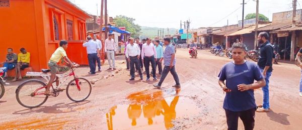 सडक़ का निरीक्षण करने पहुंचे अधिकारी व जनप्रतिनिधि