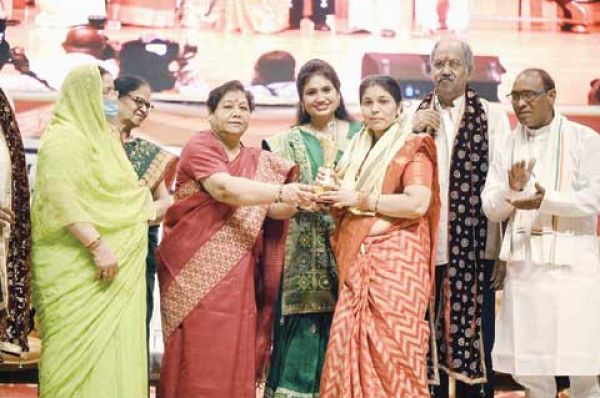 राज्यपाल ने सेन समाज की  महिलाओं का किया सम्मान