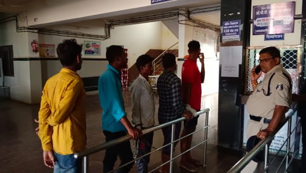 रात में घूम रहे चार युवकों को पुलिस ने उठाया, सुबह युवकों के गुप्त जगहों पर मिले चोट के निशान