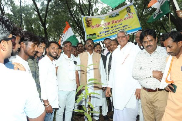 खाद्य मंत्री अमरजीत ने कुनिया गौठान में किया पौधरोपण