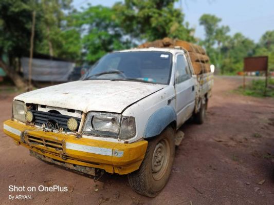 तेलंगाना ले जाते सागौन से भरी पिकअप पकड़ाई