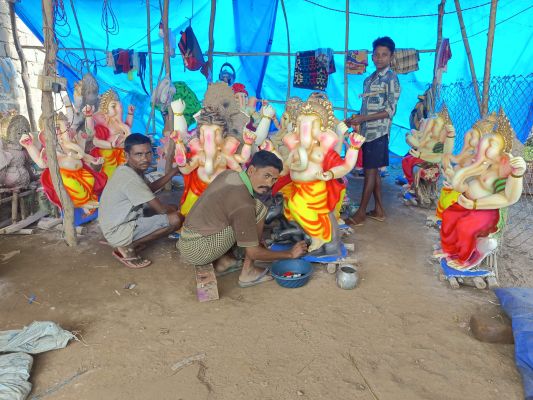 गणपति प्रतिमाओं को अंतिम रूप दे रहे कलाकार, तैयारी में जुटे भक्त
