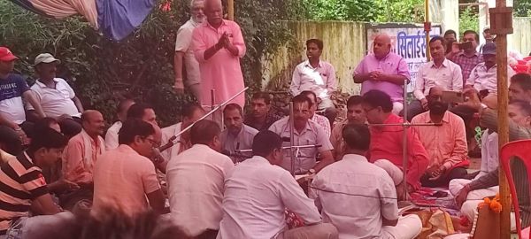 अधिकारी-कर्मचारी फेडरेशन ने धरना स्थल पर किया सुंदरपाठ, मंत्री अमरजीत को सौंपा ज्ञापन