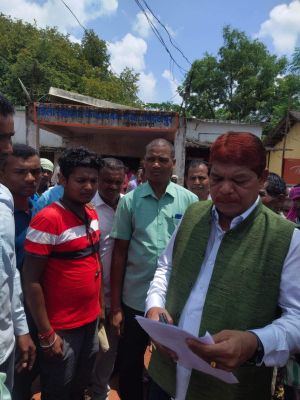 किसानों की समस्या को ले विधायक चंदन पहुंचे बैंक