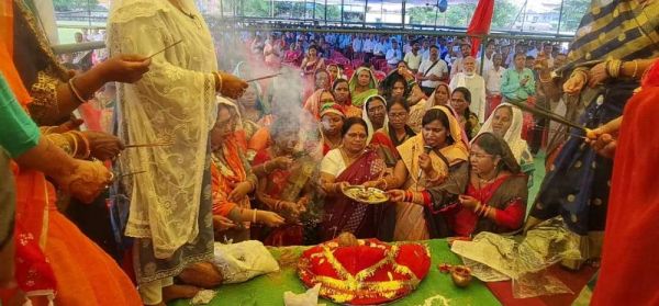 हरतालिका तीज में स्टेडियम मैदान हड़ताल स्थल में शिव-पार्वती का हुआ पूजा