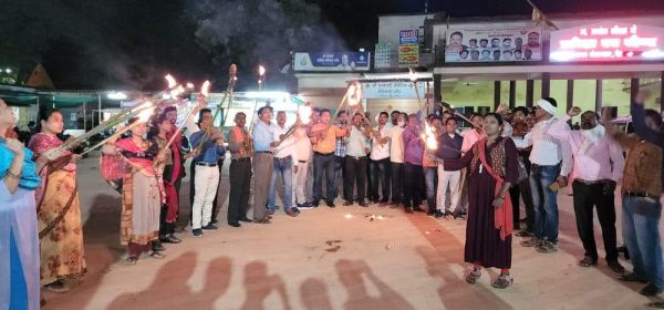 हाथों में मशाल लिए सडक़ पर उतरा कर्मचारी-अधिकारी फेडरेशन
