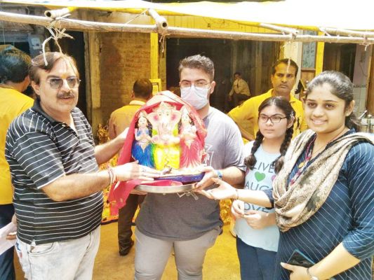 ग्यारह दिन के लिए घर-पंडालों में विराजे विघ्नहर्ता