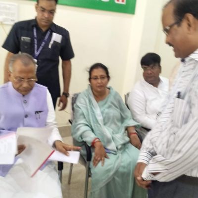 अनिश्चितकालीन हड़ताल दसवें दिन भी जारी, प्रभारी मंत्री को सौंपा ज्ञापन