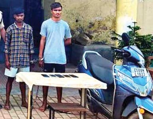 एक्टिवा में घूम- घूमकर लूटने वाले दो गिरफ्तार, पांच मोबाइल और बाइक जब्त