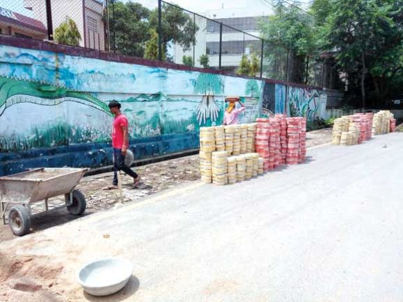 पाथ-वे को 10 इंच ऊपर उठाने 10 लाख का खर्च