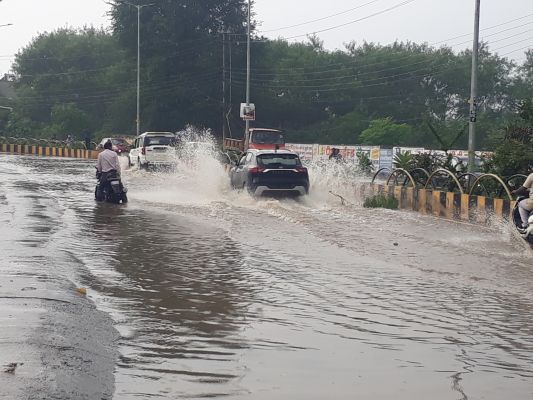 मूसलाधार बारिश से तरबतर हुआ शहर, रिंग रोड बना तालाब