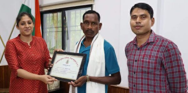 सेवानिवृत प्रधान आरक्षक को सम्मान कर दी गई विदाई