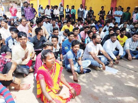 लेबर सप्लाई में  रोजगार देने को लेकर ग्रामीण युवाओं ने एनएमडीसी के खिलाफ दिया धरना