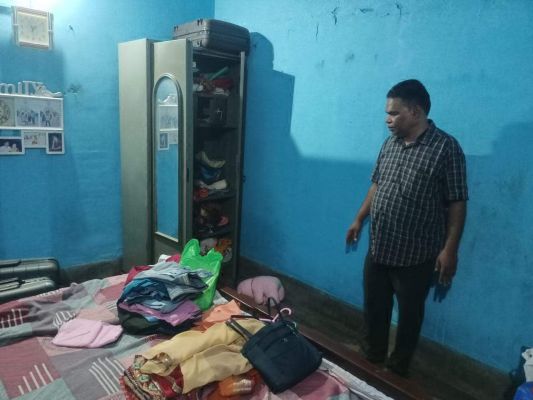 व्याख्याता के घर से नगद-जेवर पार