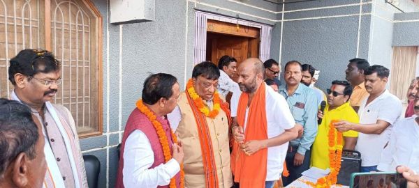 नवनियुक्त नेता प्रतिपक्ष का भव्य स्वागत, संघर्ष मोर्चा ने नए जिले को लेकर सौंपा ज्ञापन