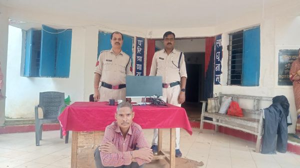 मोबाईल दुकान में चोरी करने वाला पकड़ाया