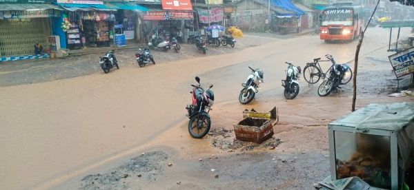 बारिश का पानी सडक़ पर, घरों और दुकानों में जलभराव से लोग परेशान