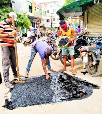 शहर की सडक़ों के गड्ढों में पेंच वर्क