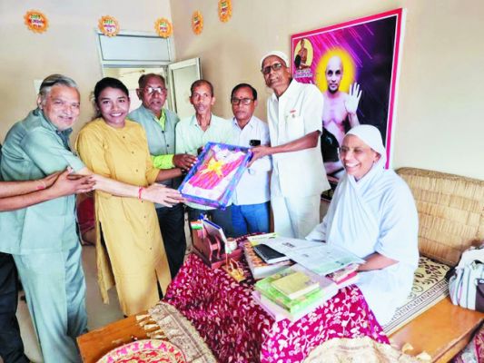 रानी निषाद का सौभाग्यमति माताजी ने किया सम्मान