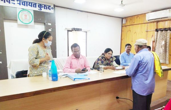 गौठान में रोज गोबर खरीदी की जाए, कलेक्टर ने की समीक्षा