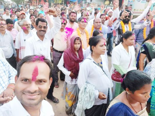 हड़ताल खत्म होने पर डीजे के साथ थिरकते निकली रैली