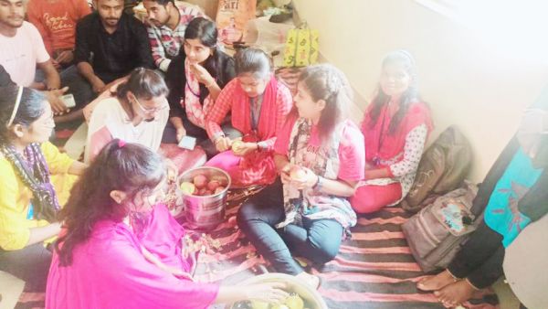 फलों को खराब होने से बचाने कृषि छात्रों ने तैयार किया सेब जैम