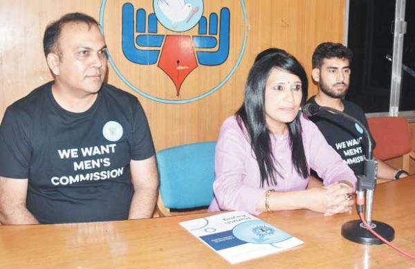 हर पौने पांच मिनट में एक पुरूष कर रहा आत्महत्या, 81063 विवाहित पुरूषों ने की आत्महत्या-बरखा