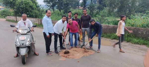 शिक्षा मंत्री के विवादित बयान के बाद भाजयुमो ने सडक़ में रोपा लगाया, गड्ढों को भरा