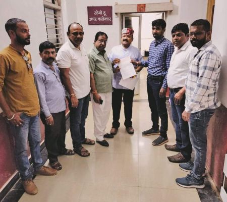 लचर यात्री परिवहन व्यवस्था सुधारने आरटीओ से मिले भाजपा नेता, सौंपा ज्ञापन
