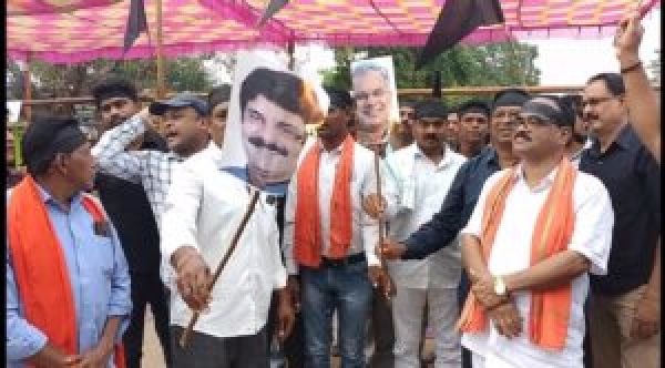 काला झंडा व पट्टी बांधकर किया जिला निर्माण का विरोध