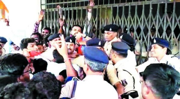 एफआईआर के डेढ़ महीने बाद भी भाजयुमो जिलाध्यक्ष की गिरफ्तारी नहीं, टीआई बोले- जांच अधूरी  