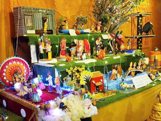 स्थल सजावट झांकी देखने गंज चौक में उमड़ रही भीड़