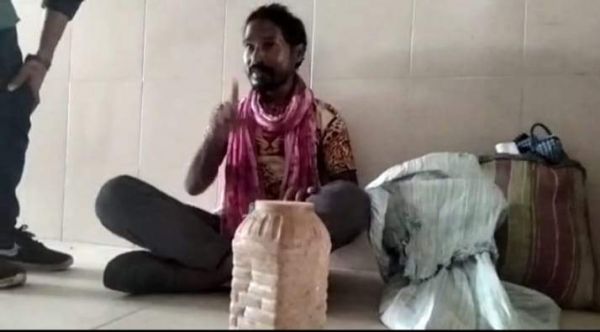 सांप ने युवक को काटा, परिजन सांप को लेकर पहुंचे अस्पताल