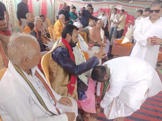 विधायक बृहस्पत ने ब्राह्मणों को किया सम्मानित