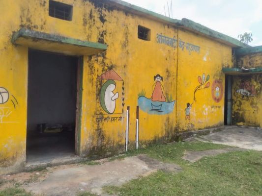 आंगनबाड़ी की छत से पानी सीपेज, बच्चे हलाकान