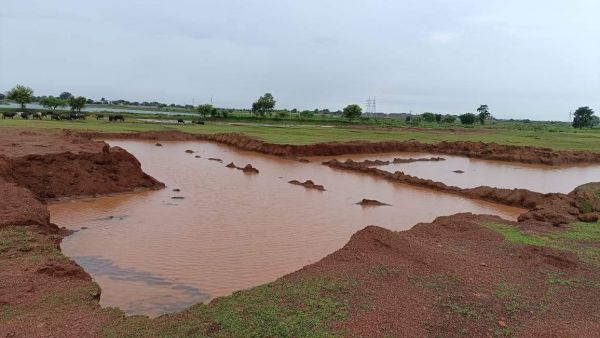मुरूम की अवैध खुदाई करते दो हाईवा व एक जेसीबी जब्त
