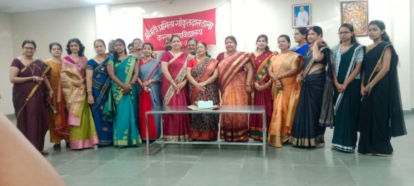 डागा कन्या कालेज में पुष्प वर्षा से शिक्षकों का सम्मान किया छात्राओं ने
