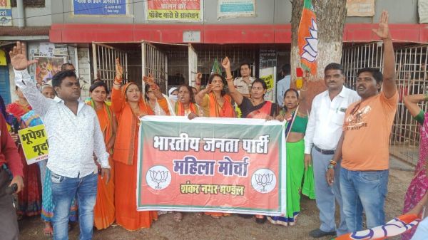 शराब दुकानों को बंद करने महिला मोर्चा का प्रदर्शन