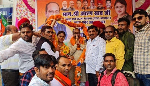 पहली बार गृहनगर पहुंचे साव का जोरदार स्वागत, रोड शो निकला, लड्डुओं से तौला गया